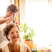 servicio de cuidado en el hogar para ancianos por un cuidador - hairstyle fotografías e imágenes de stock
