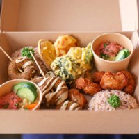 serving vegan food for delivery - junk food stock pictures, royalty-free photos & images