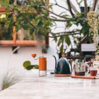 set of drip coffee maker - garden decoration stockfoto's en -beelden