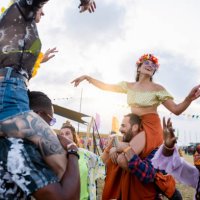 sharing a shoulder carry at the festival - concert stock pictures, royalty-free photos & images