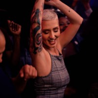 she's got some pretty good moves - concert stock pictures, royalty-free photos & images