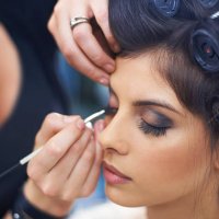 she's meticulous with her make up - hairstyle stockfoto's en -beelden