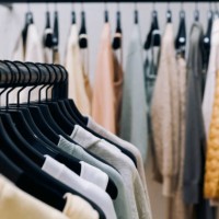 shopping fashion sale background. colorful clothes on hangers. selective focus - fashion stock-fotos und bilder
