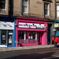 shops on dalkeith road, edinburgh - junk food stock pictures, royalty-free photos & images
