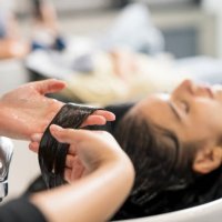 shot of relaxed customers getting a hair washed by beautician at the beauty salon. focus hand of hairstylist washed of customer hair. hair treatment, hair care. beauty hair salon business. - hairstyle fotografías e imágenes d