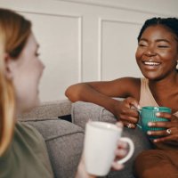 shot of two friends catching up over coffee - coffee stockfoto's en -beelden