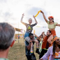 shoulder carry at the festival - concert stock pictures, royalty-free photos & images