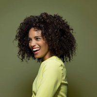 side portrait of a dark skinned female, laughing - hairstyle stockfoto's en -beelden