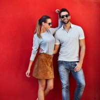 sie gehören zusammen wie roten lippenstift und lippen - fashion stock-fotos und bilder