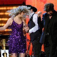 Singer Taylor Swift with Kix Brooks and Ronnie Dunn of Brooks & Dunn onstage during Brooks & Dunn's The Last Rodeo Show at MGM Grand Garden Arena on...