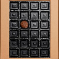 single chocolate in empty box, overhead view - junk food stockfoto's en -beelden