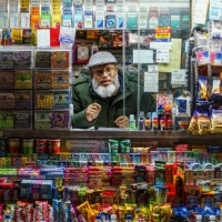 small supermarket on a street corner in midtown manhattan - junk food stock pictures, royalty-free photos & images