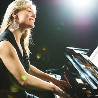 smiling female pianist. - concert stockfoto's en -beelden