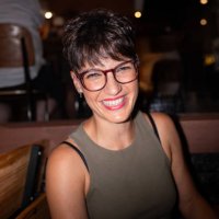 smiling woman looking at camera - hairstyle stockfoto's en -beelden
