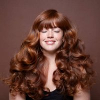 smiling woman with windblown red long hair - hairstyle stockfoto's en -beelden