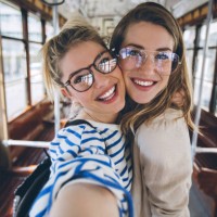 soeurs en selfie tram vintage - fashion photos et images de collection