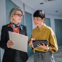 software-ingenieur stellt projekt der geschäftsleitung vor - home decoration stock-fotos und bilder