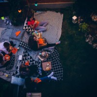 soirée cinéma dans l’arrière-cour - garden decoration photos et images de collection