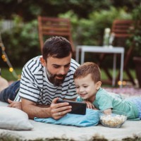 soirée cinéma dans la cour arrière - garden decoration photos et images de collection