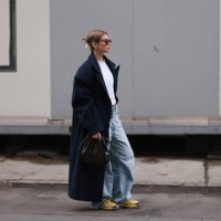 Sophia Geiss is seen wearing squared havana-framed sunglasses from Ray-Ban, two different-sized silver hoop earrings, a silver nose ring, a dark blue...