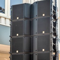 sound system speakers hang outside from a suspension construction - concert photos et images de collection