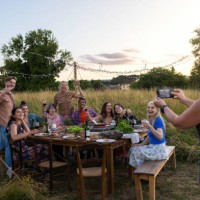 souriez s’il vous plaît, dites acclamations. - garden decoration photos et images de collection