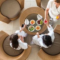 spa therapist serving fresh juice to two middle eastern women - food stock pictures, royalty-free photos & images
