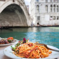 spaghetti at the rialto bridge, venice. - food stock pictures, royalty-free photos & images