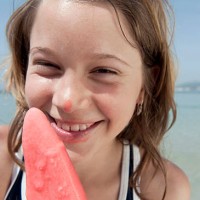 spain, mallorca, girl (10-11) holding ice cream, portrait - junk food stock-fotos und bilder