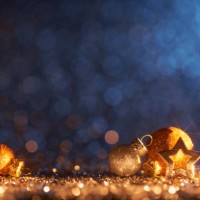 sparkling golden christmas ornaments - decoration defocused bokeh background - home decoration stock pictures, royalty-free photos & images