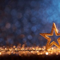 sparkling golden christmas star - ornament decoration defocused bokeh background - home decoration stock pictures, royalty-free photos & images