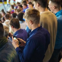 spectateurs sur un stade - concert photos et images de collection