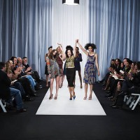 spectators applauding for designer and female models on catwalk - fashion stock-fotos und bilder
