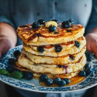 stack of pancakes with maple syrup and fresh blueberries - food stock pictures, royalty-free photos & images