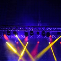 stage performing lights as background - concert photos et images de collection