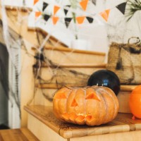staircase decorated for halloween with pumpkin lantern, black and orange balloons, cobweb and flag garland - home decoration stockfoto's en -beelden