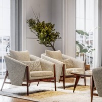 stijlvolle fauteuils in fel verlichte woonkamer - home decoration stockfoto's en -beelden