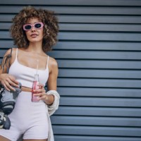 stilvolle frau mit rollschuhen im freien - fashion stock-fotos und bilder