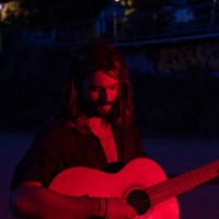 street musician playing guitar and singing at night - concert stock pictures, royalty-free photos & images