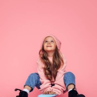 studio-porträt eines niedlichen mädchens mit skateboard - fashion stock-fotos und bilder