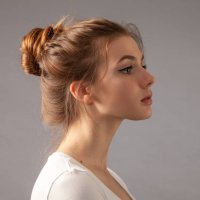 studio portrait of attractive 19 year old woman with brown hair - hairstyle stockfoto's en -beelden