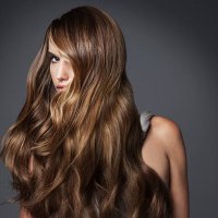 studio portrait of young woman with long brown hair - hairstyle stock-fotos und bilder