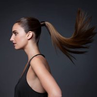studio shot of young woman tossing hair - hairstyle photos et images de collection