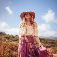 style bobo fille sur un chemin de terre dans une jupe violette - fashion photos et images de collection