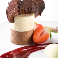 stylish gourmet dessert - junk food stock-fotos und bilder