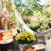 stylish van with autumn decorations. autumn season. autumn atmosphere. travel van. - garden decoration stockfoto's en -beelden