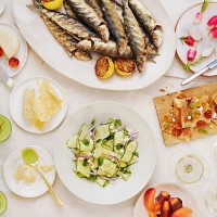 summer table scape horizontal - food stockfoto's en -beelden