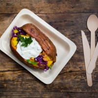 sweet potato kumpir withbell pepper, red cabbage, couscous, yoghurt sauce and parsley - junk food stock pictures, royalty-free photos & images