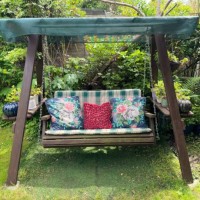 swing chair in the house garden - garden decoration photos et images de collection