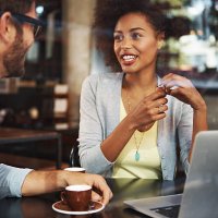 swopping creative ideas in a relaxed environment - coffee stockfoto's en -beelden